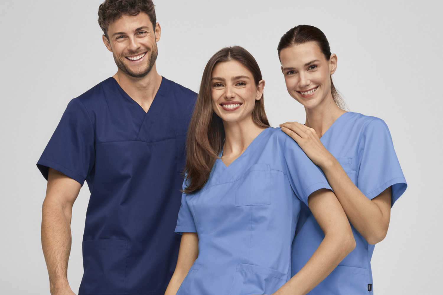 Drei Personen in 7days Berufsbekleidung blicken in die Kamera