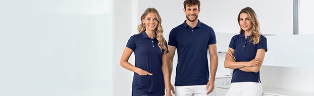 Personen, in blauen Polos und weißen Hosen